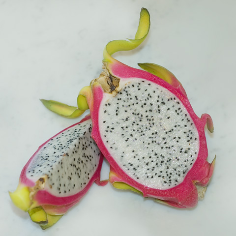 ​ Dragon Fruit فاكهة التنين ​ ​ ​ موطنها المكسيك ووسط جنوب أمريكا سميت بهذا الاسم بسبب شكلها ولونها وتكون بـ 3 ألوان أبيض ووردي وأحمر لها طعم قريب من الكمثرى شجرها شجر الصبار وأزهارها تؤكل أو تستعمل في صنع الشاي ​