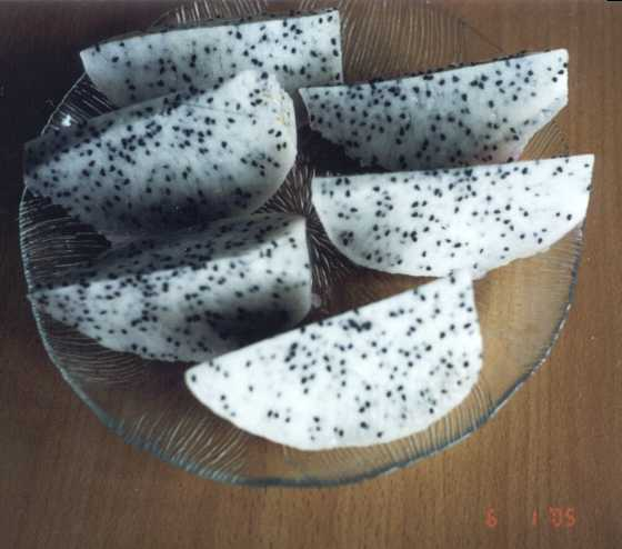 ​ Dragon Fruit فاكهة التنين ​ ​ ​ موطنها المكسيك ووسط جنوب أمريكا سميت بهذا الاسم بسبب شكلها ولونها وتكون بـ 3 ألوان أبيض ووردي وأحمر لها طعم قريب من الكمثرى شجرها شجر الصبار وأزهارها تؤكل أو تستعمل في صنع الشاي ​